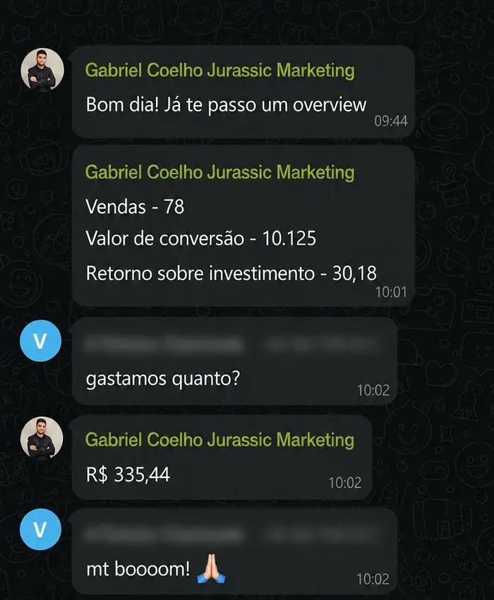 Depoimento de cliente via WhatsApp: relatório de overview com retorno sobre investimento de 30,18 e cliente respondendo 'mt boooom!'.