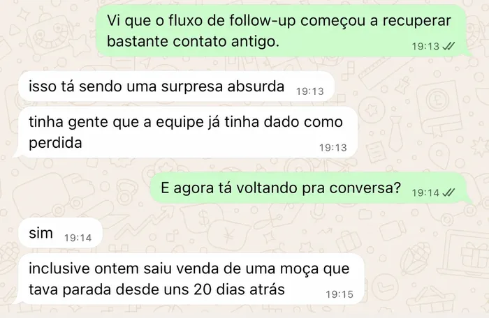 Depoimento de cliente via WhatsApp: fluxo de follow-up recuperando contatos antigos dados como perdidos, venda de lead parado há 20 dias.