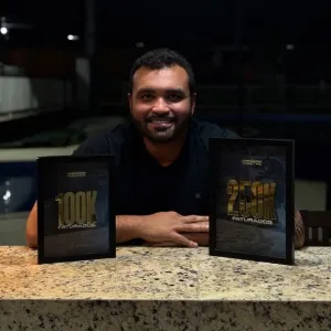 Cliente da Jurassic com placa de faturamento