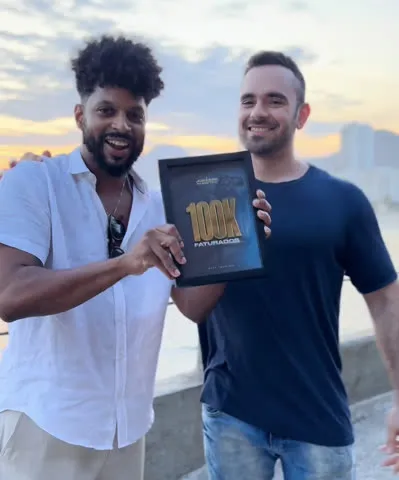 Cliente da Jurassic com a placa de R$ 100 mil faturados