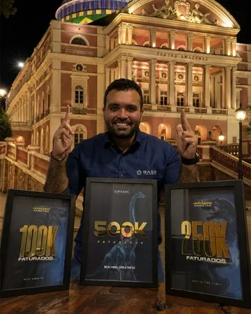Cliente da Jurassic diante do Teatro Amazonas com as placas de R$ 100 mil, R$ 500 mil e R$ 250 mil faturados