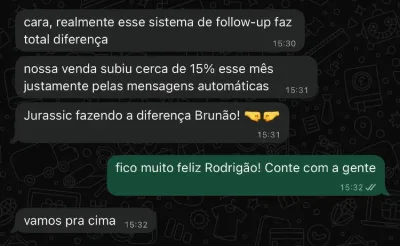 Depoimento de cliente via WhatsApp: Relatório de overview com retorno sobre investimento.